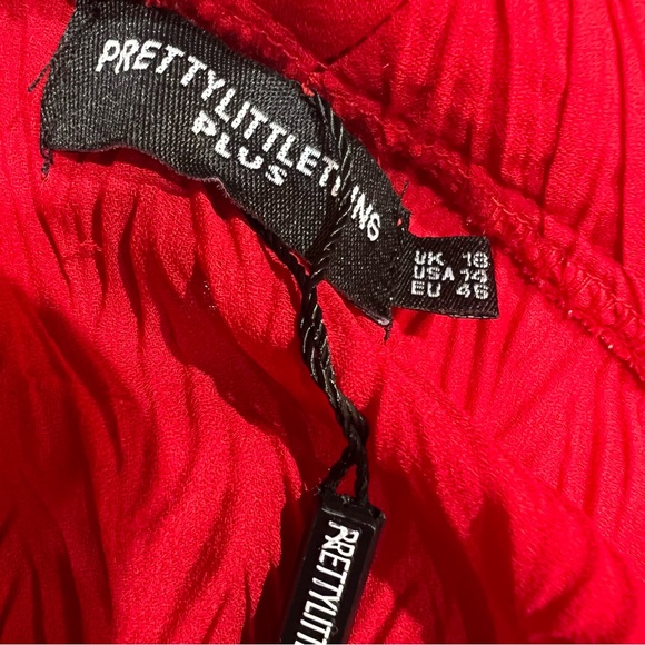 PrettyLittleThing Plus Red Deep-V Textured Wide Leg Jumpsuit 14 - Picture 10 of 15